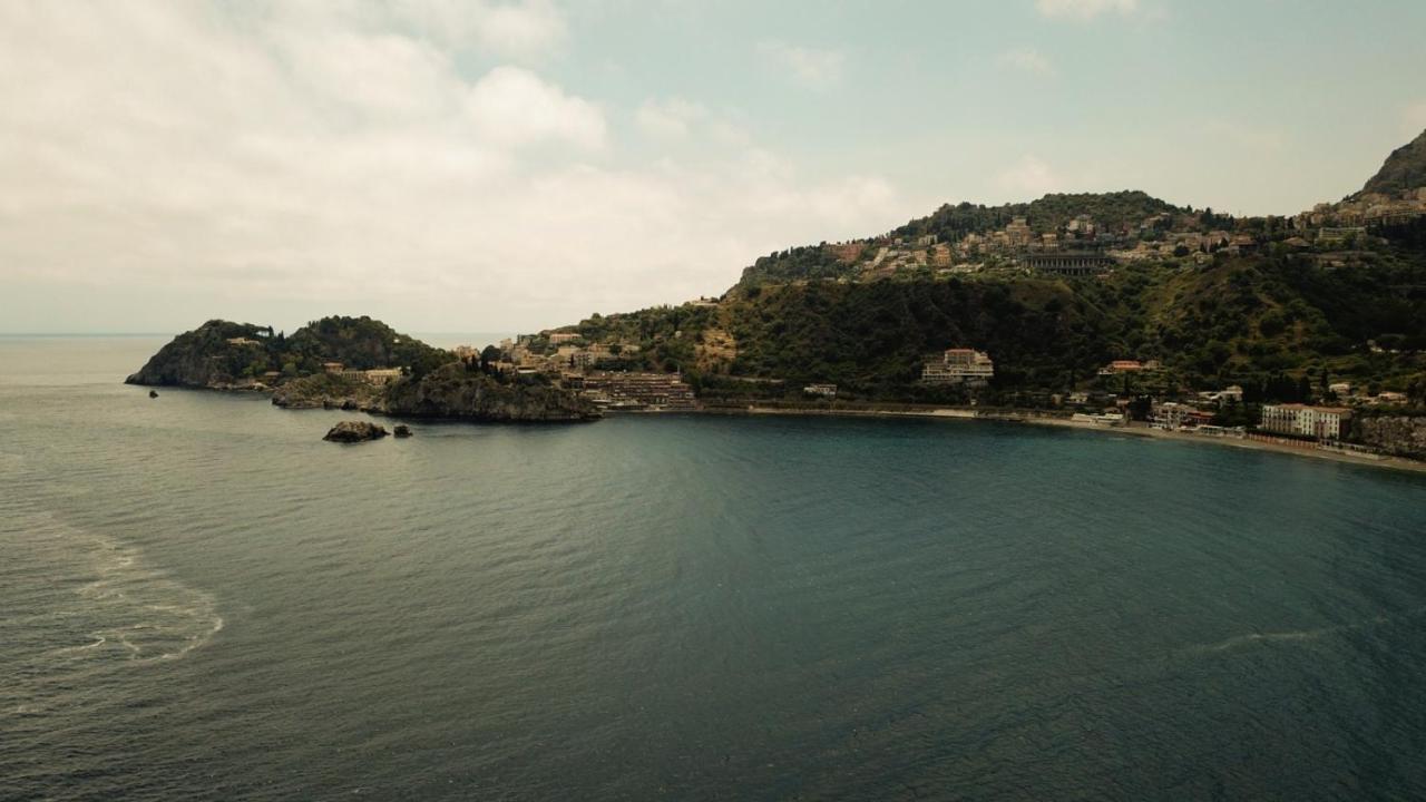 Mare Roccia Beachfront Apartment Таорміна Екстер'єр фото