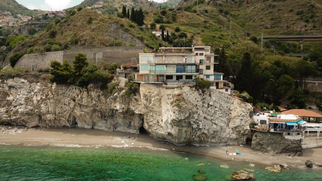 Mare Roccia Beachfront Apartment Таорміна Екстер'єр фото