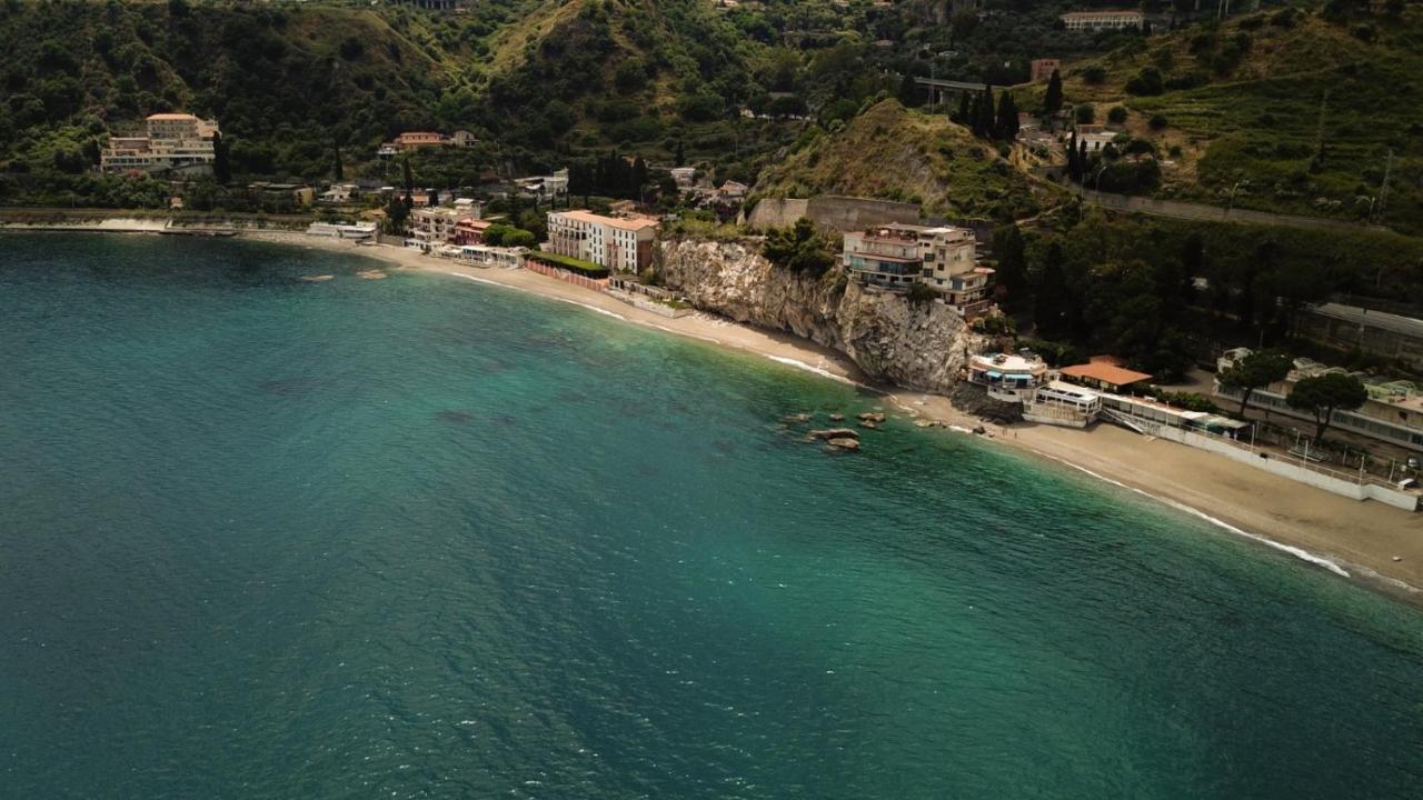 Mare Roccia Beachfront Apartment Таорміна Екстер'єр фото