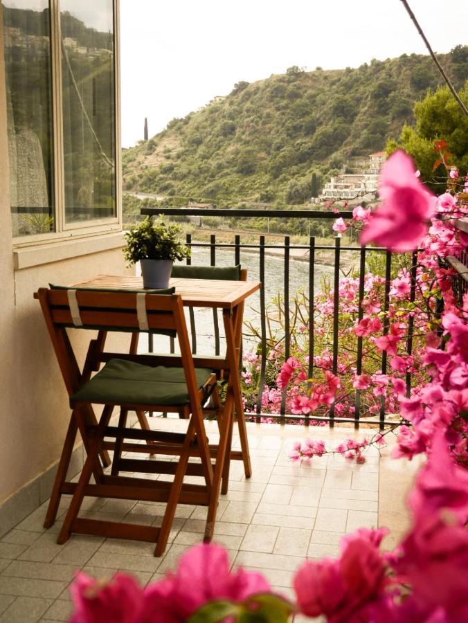 Mare Roccia Beachfront Apartment Таорміна Екстер'єр фото
