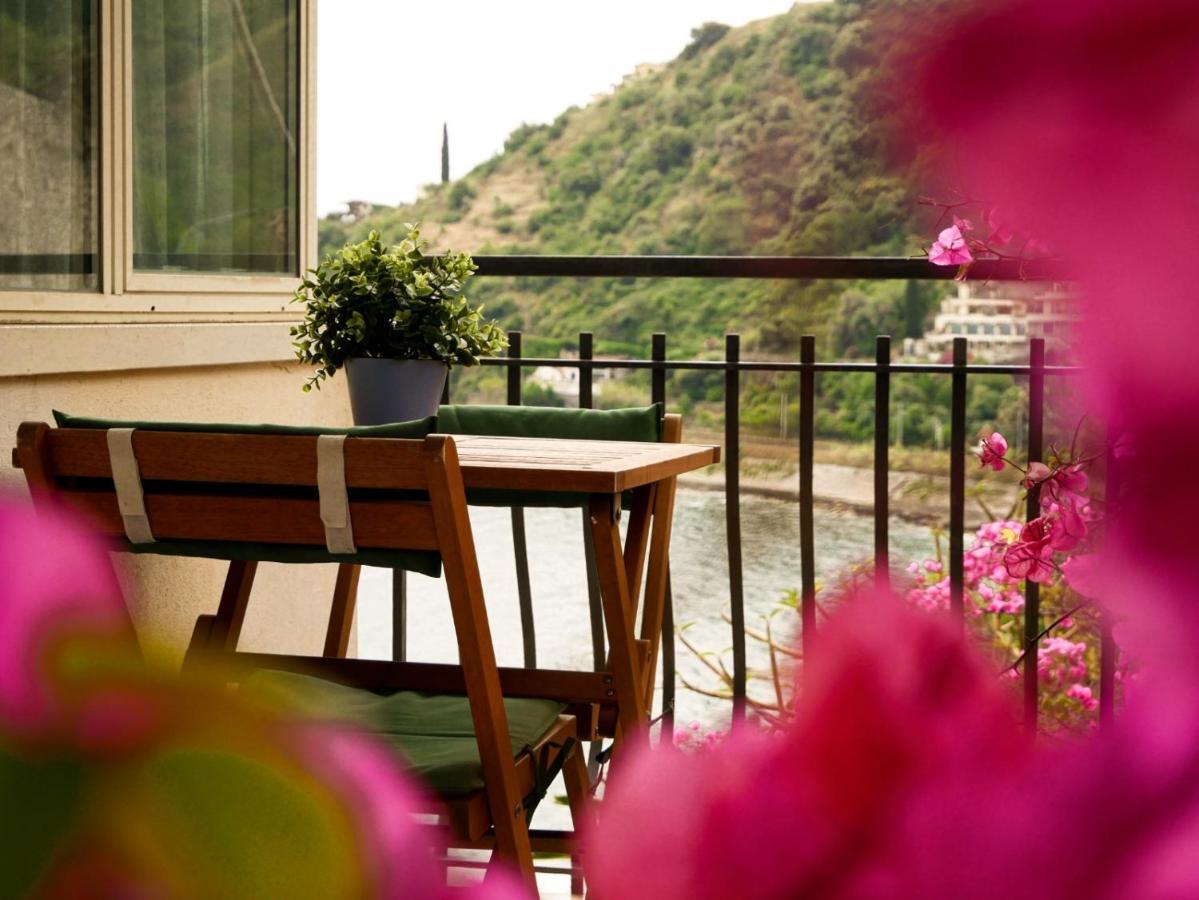 Mare Roccia Beachfront Apartment Таорміна Екстер'єр фото